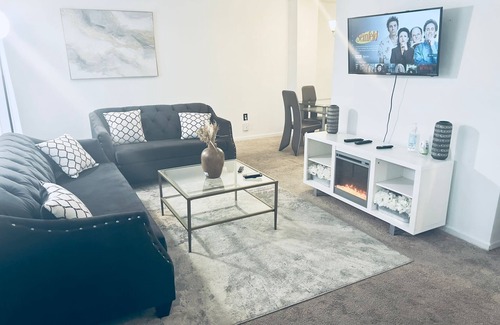 Lanham Casa | nRoyal Place: Three-Story Townhouse with Balcony & Workspace