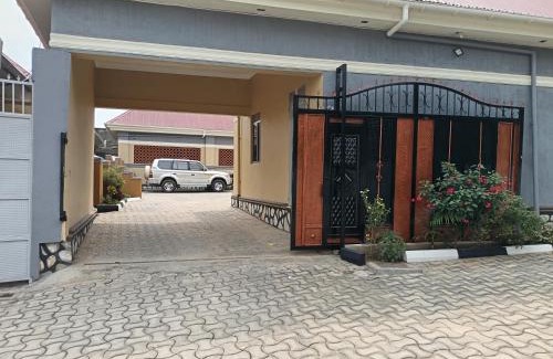 Western Region Hotel | NSHEVI SAFARI HOTEl