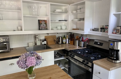 Sag Harbor Casa | nStylish home + Pool House walk to town/jitney/park