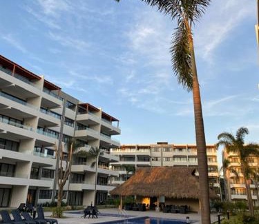 Nuevo Vallarta Apartamento | Nuevo Vallarta Lovely 2 bedroom condo pool front