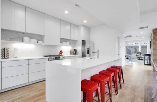East Market District Casa | NULU-Fire Pit-Hot Tub-BBQ-King Bed-Fast Wifi