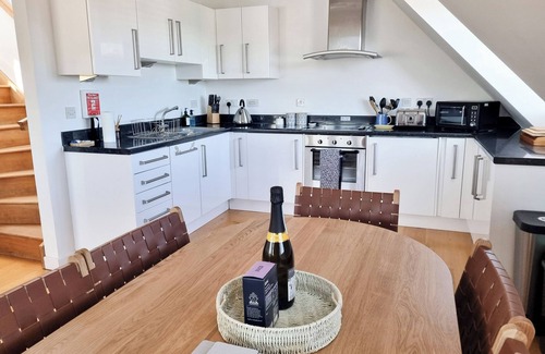 Swanage Cabaña | NUMBER 10 THE PENTHOUSE, family friendly in Swanage
