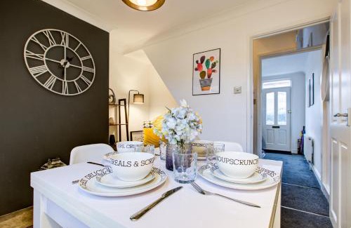 Colchester Apartamento | 'Number 11' Central Colchester - Super Convenient 2 x Double Bed 1 x Single Bed Cottage PLUS Office & Garden, 8 min walk Nth Station & Town Ctr, 2 min walk local shops & restaurants
