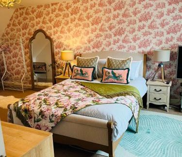 Telford Casa | Number 2, Spacious Rooms, Near Ironbridge!