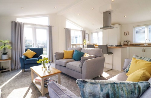 Burnham Market Cabaña | NUMBER 43 THE POPLARS, pet friendly, with a garden in Burnham Market