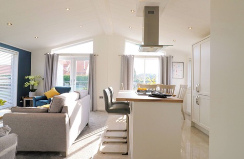 Burnham Market Cabaña | NUMBER 43 THE POPLARS, pet friendly, with a garden in Burnham Market