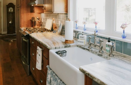Tallahassee Otro | Charming 2-bed farmhouse in lovely, historic red hills of Tallahassee -WiFi/AC.