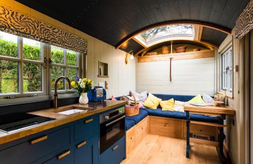 Raymonds Hill Casa | Nutkins Luxury Shepherd Hut with hot tub close to Lyme Regis