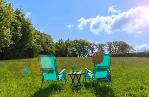 Raymonds Hill Casa | Nutkins Luxury Shepherd Hut with hot tub close to Lyme Regis