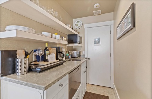Old Bend Condominio | NW Broadway Downtown | Old Bend neighborhood, walk everywhere!