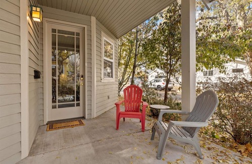 Old Bend Condominio | NW Broadway Downtown | Old Bend neighborhood, walk everywhere!