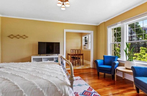 Alphabet Historic District Casa | NW Studio with a View