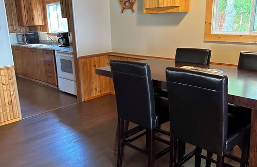 Algoma District Cabaña | Weekly rental, cozy rustic cottage to rent on the shores of Lake Superior