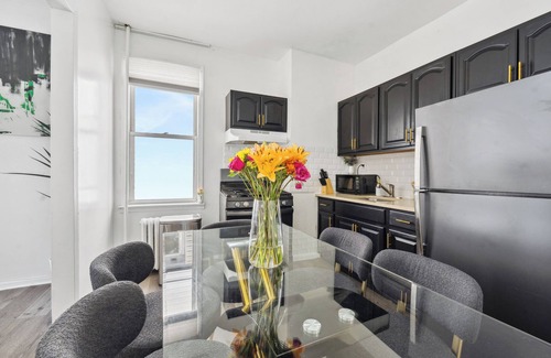 Southeast Yonkers Casa | NY Prime Luxury Escape with KING Bed and Easy Parking!
