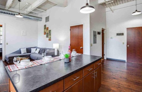 Rochester Apartamento | NY Style Centric Loft with King Bed by Park av