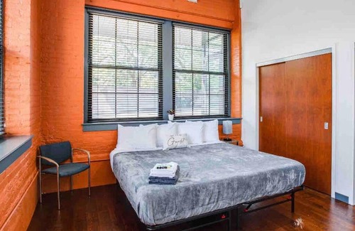Rochester Apartamento | NY Style Centric Loft with King Bed by Park av