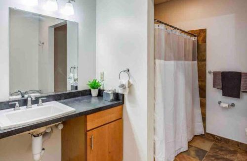 Rochester Apartamento | NY Style Centric Loft with King Bed by Park av