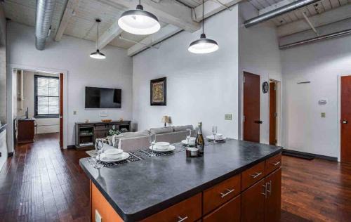 Rochester Apartamento | NY Style Loft with KingBed
