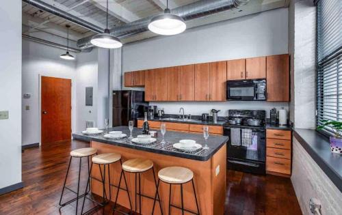 Rochester Apartamento | NY Style Loft with KingBed