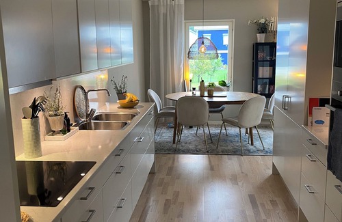 Lindalen Casa | Nybyggt radhus med tomt, veranda och carport. Nära Sthlm city, sjöar och skog.