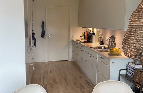 Lindalen Casa | Nybyggt radhus med tomt, veranda och carport. Nära Sthlm city, sjöar och skog.