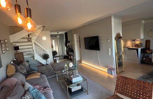 Lindalen Casa | Nybyggt radhus med tomt, veranda och carport. Nära Sthlm city, sjöar och skog.