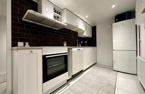 Gavle Apartamento | Nyrenoverat boende i villaområde