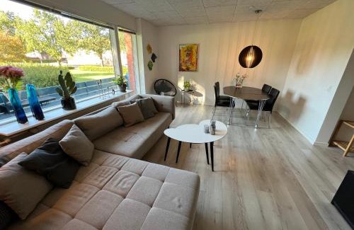 Esbjerg Apartamento | Nyrenoveret lejlighed med balkon og parkering