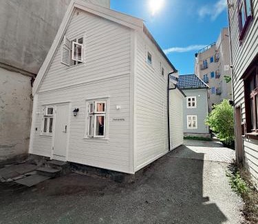 Sentrum Villa | Nyrenovert Bergenshus med 2 leiligheter - rolig smau i hjertet av Bergen
