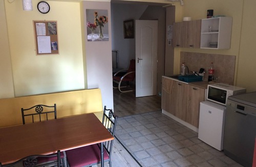 Sagvar Casa | Nyugodt mégis város központi vendéház! Balatontól 6km-re.