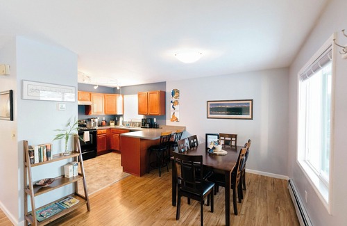Taku - Campbell Apartamento | Apartamento de 2 dormitorios en una calle tranquila cerca del cinturón verde de Campbell Creek