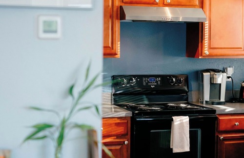 Taku - Campbell Apartamento | Apartamento de 2 dormitorios en una calle tranquila cerca del cinturón verde de Campbell Creek