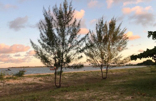 Caravelas Casa | O Paraíso é Aqui Abrolhos - Suíte privativa, cama de casal, ar condicionado e TV - Café da manhã de frente para o mar