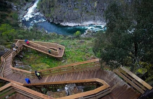 Alvarenga Casa | O Pardieiro - River bank house in magical little village Paradinha