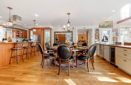 Lagoon Heights Casa | Oak Bluffs Bliss | Beautiful Getaway | Home Theater
