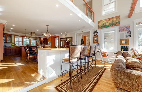 Lagoon Heights Casa | Oak Bluffs Bliss | Beautiful Getaway | Home Theater