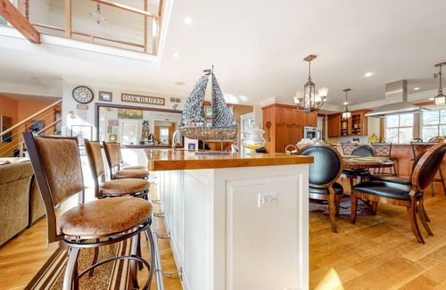 Lagoon Heights Casa | Oak Bluffs Bliss | Beautiful Getaway | Home Theater