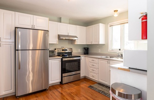 East Chop Casa | Oak Bluffs - Quiet Neighborhood - Walk to Town, Ferry, Library and more!