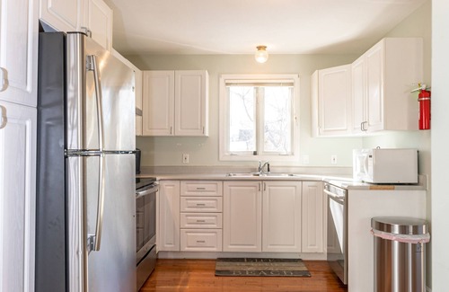 East Chop Casa | Oak Bluffs - Quiet Neighborhood - Walk to Town, Ferry, Library and more!