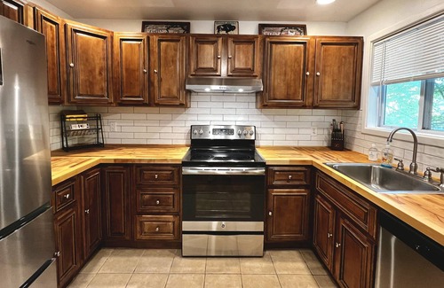 Hamlin Casa | Oak Circle Chalet - Poconos Gated community 1 min. walk to Deerfield lake!