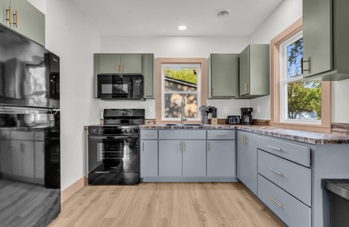 North Lakeport Casa | Oak & Clay Haven – Walk to Bar & Beach!