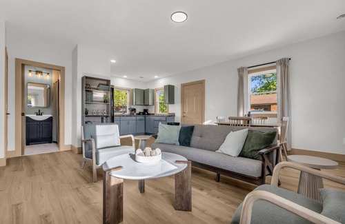 North Lakeport Casa | Oak & Clay Haven – Walk to Bar & Beach!