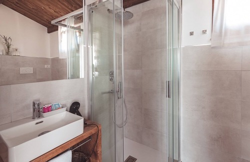 Nerbisci Otro | OAK FARMHOUSE - POPLAR APARTMENT