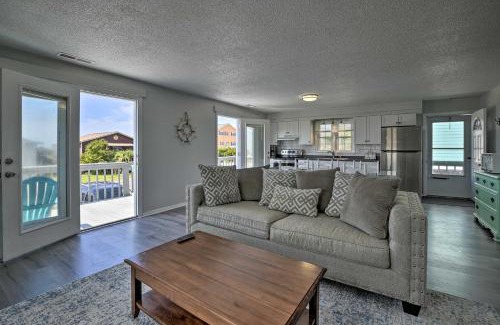 Oak Island Casa | Oak Island Beach Abode with Deck Walk to Shore!