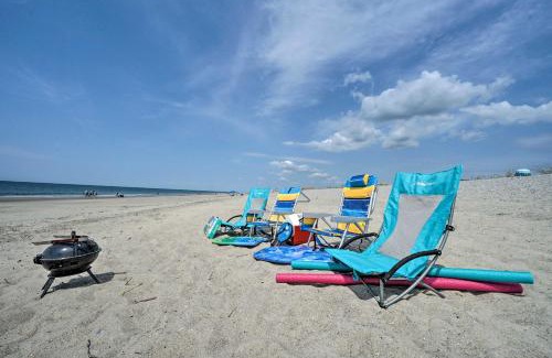 Long Beach Apartamento | Oak Island Beachfront Condo with Community Pool