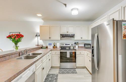 Long Beach Apartamento | Oak Island Beachfront Condo with Community Pool