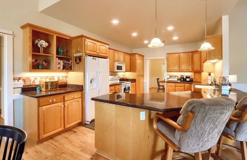 North Fork Apartamento | Oak Junction Lodge with Amazing views 4/3 2700+ SF