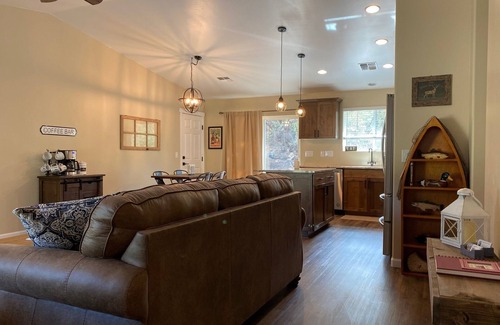 Oak Knoll Village Cabaña | Oak Knoll Cottage - Minutes to Downtown, Ideal for Fishing & Hiking!