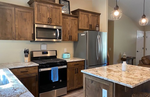 Oak Knoll Village Cabaña | Oak Knoll Cottage - Minutes to Downtown, Ideal for Fishing & Hiking!