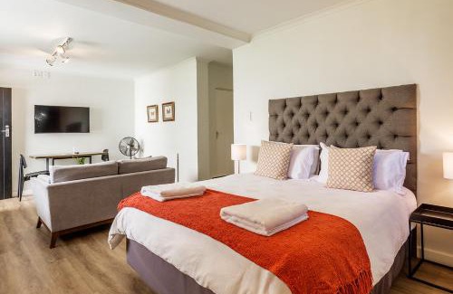 Claremont Casa | Oak Manor